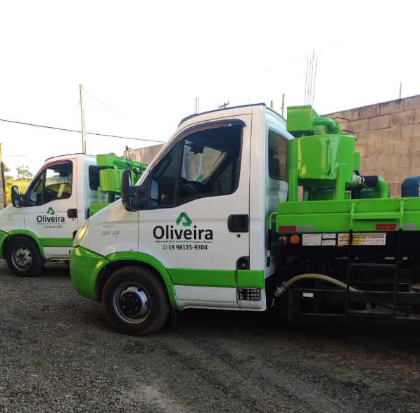 Caminhão de coleta de óleo lubrificante em instalação industrial